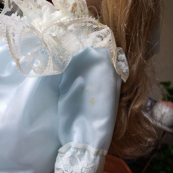 Vintage porcelain doll. - Picture 6 of 12